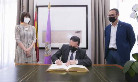 El rector firma en el Libro de Honor en presencia de la alcaldesa y el director del Campus.