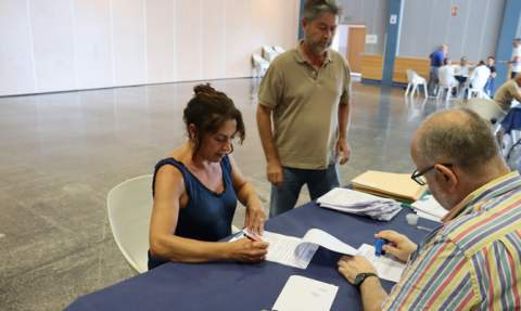 La alcaldesa firma en representaci&oacute;n del ayuntamiento.