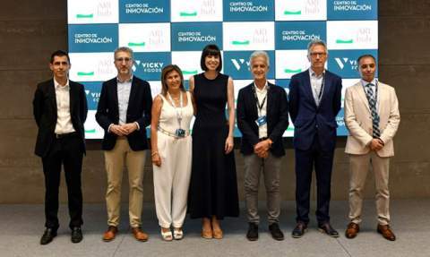 La ministra y el conseller con autoridades locales y representantes de la empresa.
