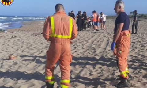 Bomberos y sanitarios atienden a las v&iacute;ctimas.