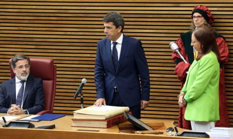 Mazón durante su juramento. Mazón durante su juramento.