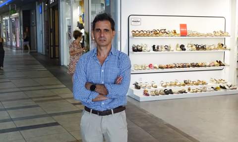 Javier Moreno en la galería comercial. Javier Moreno en la galería comercial.