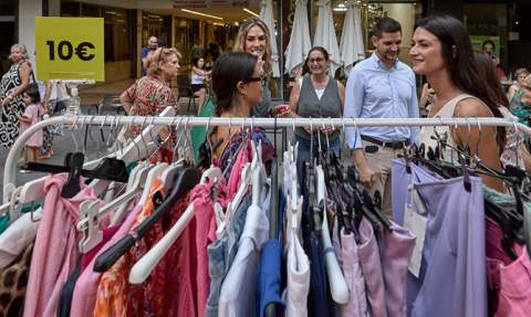 Visita a las tiendas del alcalde y concejales. Visita a las tiendas del alcalde y concejales.