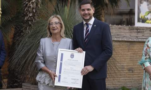 El alcalde con la nueva madrina. El alcalde con la nueva madrina.