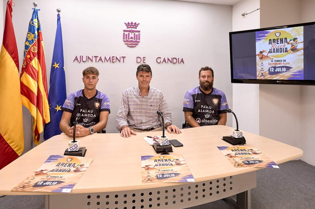 La III edició del torneig Arena Beach Gandia d’handbol platja amb més de 40 equips participants