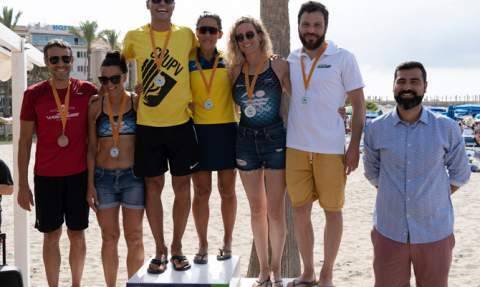 Sara Molina, de amarillo, primera m&aacute;ster en el podio de la Travessia al Port de Moraira.