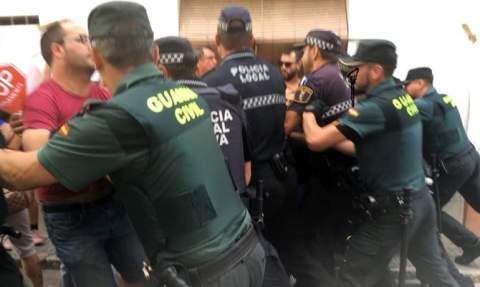 Forcejeo entre los agentes y los activistas. Forcejeo entre los agentes y los activistas.