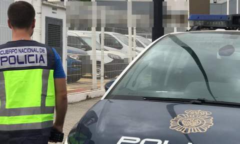 un polic&iacute;a nacional frente al concesionario.