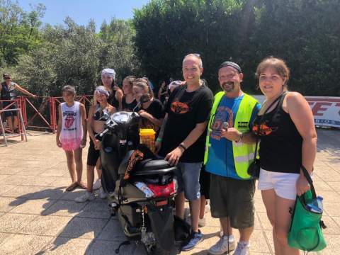 Ganadores de la motocicleta con el presidente del club.