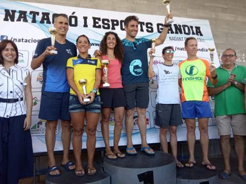 Sara Molina, de amarillo, en el podio de su categoría en la Volta a l’Escullera.