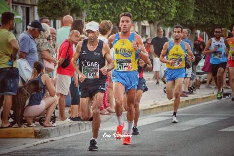 En segundo t&eacute;rmino, Jes&uacute;s Gomar y Nizar Lakhlifi, en Tavernes. / Foto: Luis Villaca&ntilde;as.