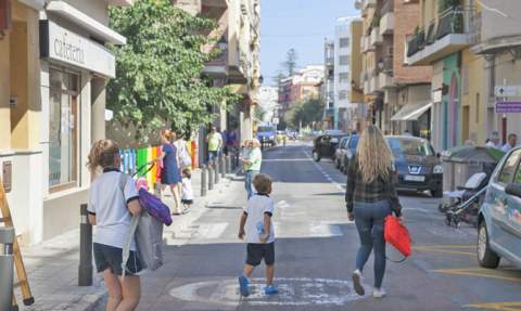 Ni&ntilde;os van al colegio en Gandia.