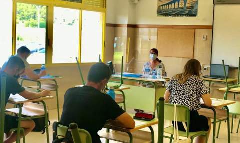 Mamparas y medidas de protecci&oacute;n en el Colegio Los Naranjos, en Gandia.