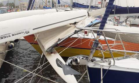 Un barco volteado en el N&aacute;utico de Oliva.
