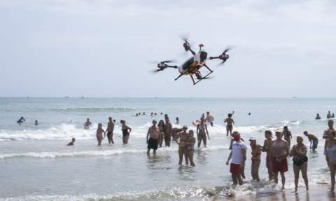 Simulacro de salvamento con el dron en la playa de Gandia.