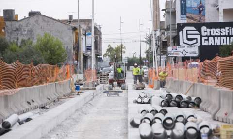 Operarios trabajan en el Pont Nou, este jueves. Operarios trabajan en el Pont Nou, este jueves.