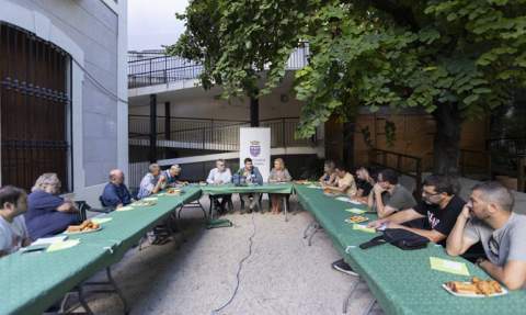 Encuentro con los medios en el jardín de la Casa de la Cultura. Encuentro con los medios en el jardín de la Casa de la Cultura.