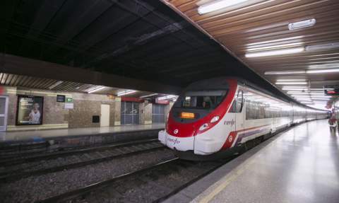 Un tren de Cercanías en Gandia. Un tren de Cercanías en Gandia.