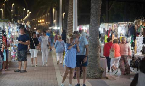 Un mercadillo en la playa de Gandia. Un mercadillo en la playa de Gandia.