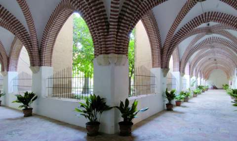 Claustro de estilo mud&eacute;jar.