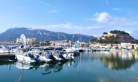 Puerto deportivo de D&eacute;nia con el castillo al fondo.
