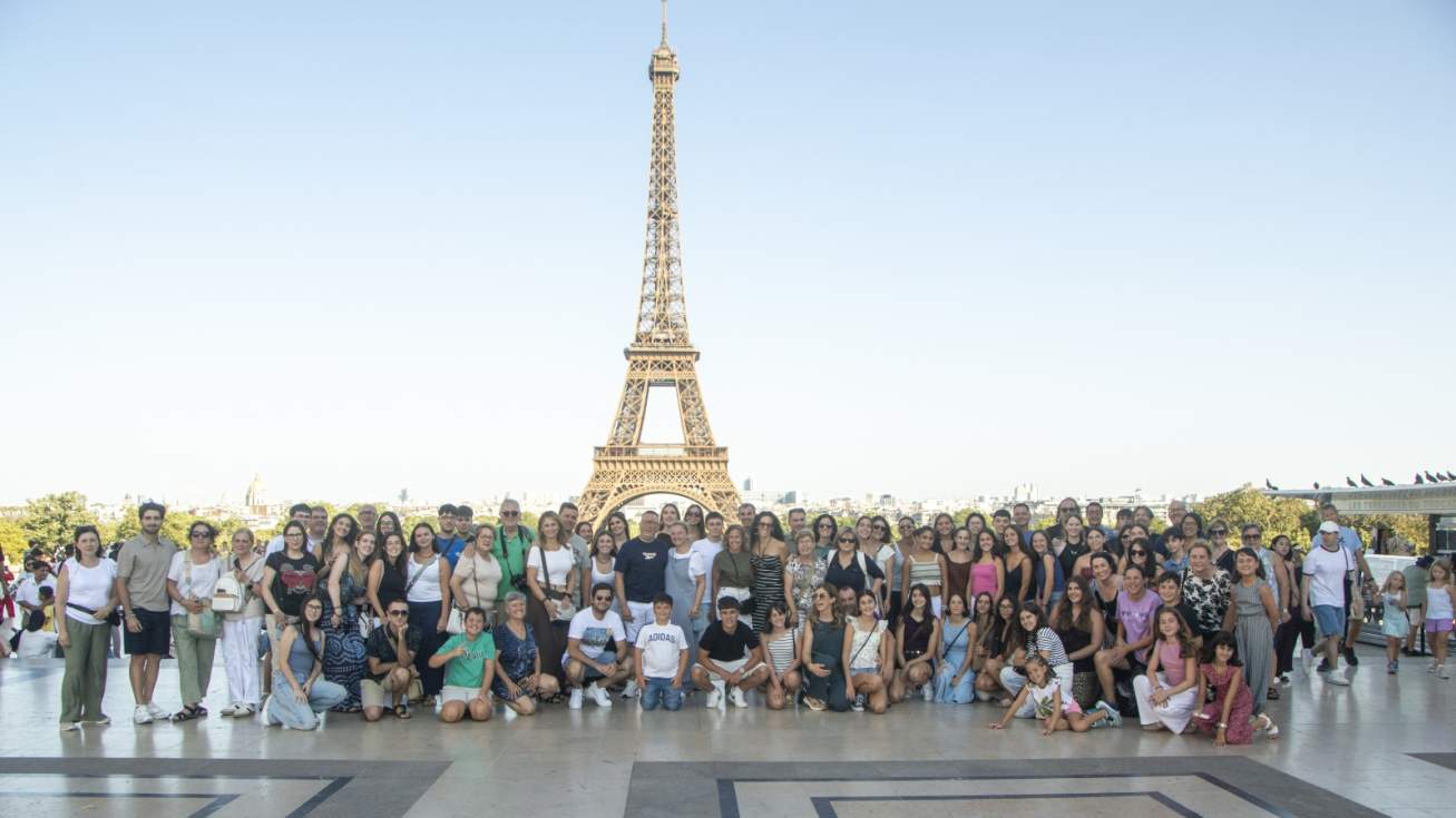 L'Associació Artístico Musical d'Oliva fa història i obri la gran desfilada de Disneyland París