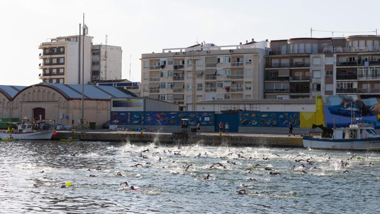 Més de 300 nadadors i nadadores disputen la LXXII edició de la travessia al port i la XXIII Volta a l'Escullera de Gandia