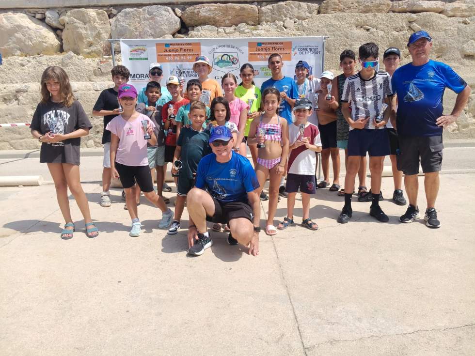Més de 80 xiquets participen amb èxit en el Concurs de Pesca de Gandia