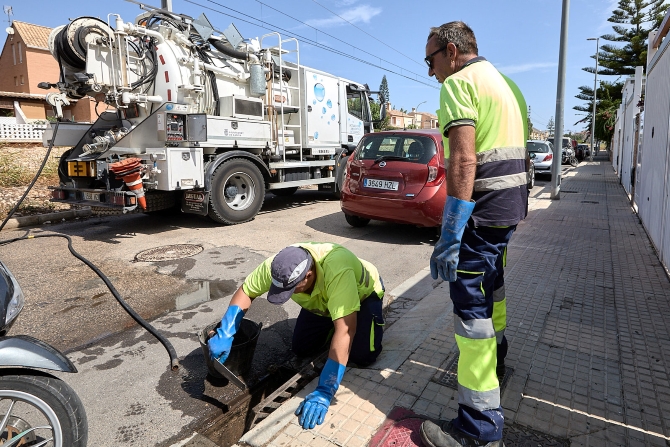 Gandia intensifica la neteja d’embornals davant l’arribada de la temporada de pluges