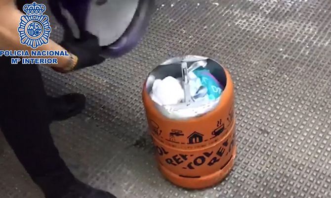 Una de las bombonas donde escondían la droga.