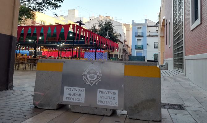 Bloque de hormigón en la plaza de Sant Josep.