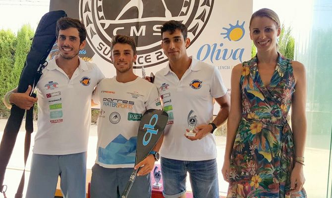 Los deportistas del podio masculino con la concejala Morera.