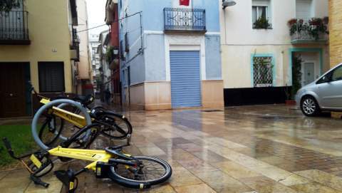 Bicicletas de alquiler en el suelo en Gandia.