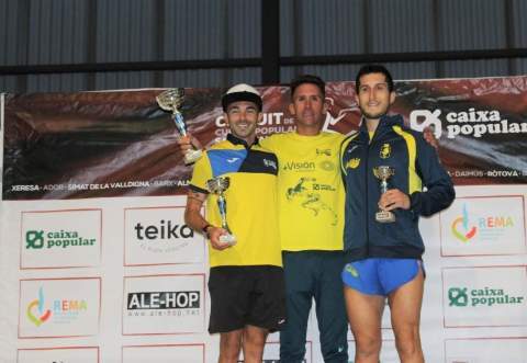 Carlos Ferrando (4º), Jesús Gomar (1º) y Salva Gomar (2º) tras la carrera de Bellreguard.