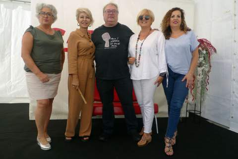 La directora de Safor Guia, María Jesús Pellicer, y el director de Onda Cero Gandia, Rafa Martínez, con las comerciales Fina Martínez, Carmela Peiró y Mari Carmen Bermejo.