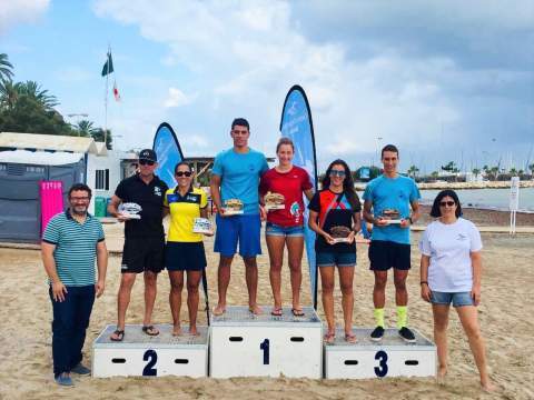 Sara Molina, subcampeona en el podio absoluto del Circuit d’Aigües Obertes de la Marina Alta, en Dénia.