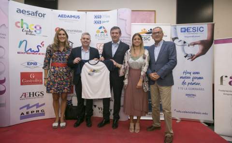 El presidente de FAES, Miguel Todolí, el director de ESIC Comunitat Valenciana, Agustín Carrilero, y la gestora deportiva del CA Safor Teika, Lidia Balada, flanqueados por los concejales de Deportes, Lydia Morant, y de Políticas Econ&