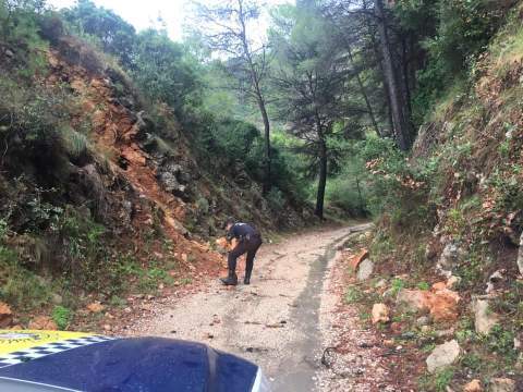La Policía retira piedras en Villalonga.