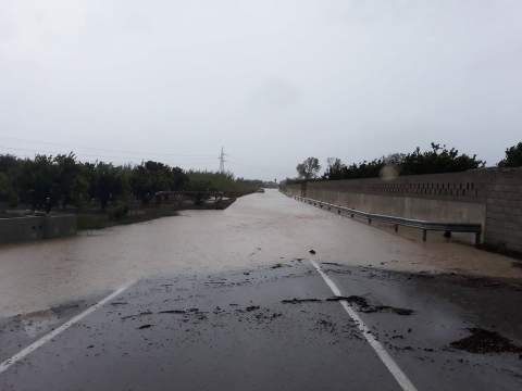 Camino cortado en Oliva.