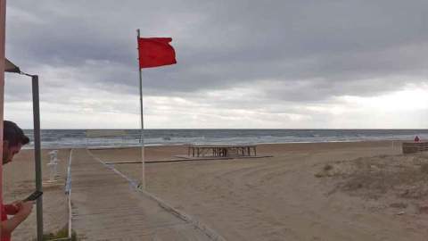 Bandera roja en la playa de Xeraco