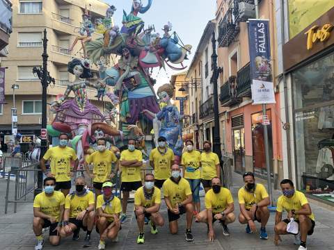 Corredores del club frente la falla ganadora, la Vilanova, en el “entrenamiento fallero”, el domingo pasado.