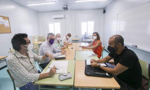 Reuni&oacute;n de Alandete y Fuster con responsables del centro y de la AMPA.