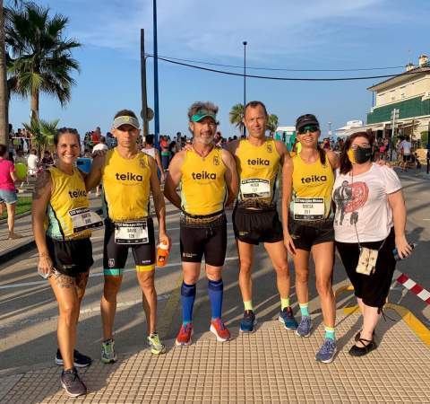Algunos de los ‘groguets’ participantes en la Volta a Peu a Miramar, el sábado.