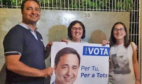 Silvia Mena, a la derecha, con Llopis, en la pegada de carteles de 2019. Silvia Mena, a la derecha, con Llopis, en la pegada de carteles de 2019.