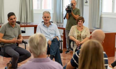 El alcalde Pablo Puig, el vicepresidente H&eacute;ctor Illueca y la directora general Pura Peris, reunidos con algunos afectados.