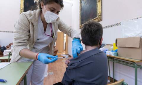 Vacunación contra la covid a un niño, en una imagen de archivo. Vacunación contra la covid a un niño, en una imagen de archivo.