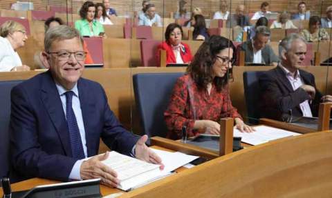 Puig con la vicepresidenta Aitana Mas, ayer en Les Corts.