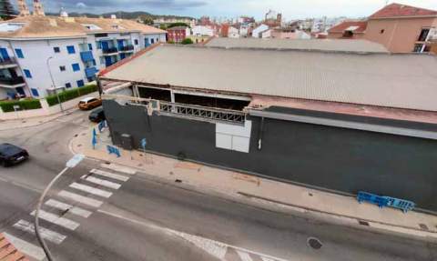 Vista del supermercado, cerrado. Vista del supermercado, cerrado.