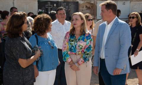 Enguix con el alcalde de X&agrave;tiva en el cementerio.