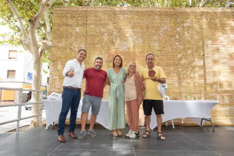 Los tres ganadores con la alcaldesa.